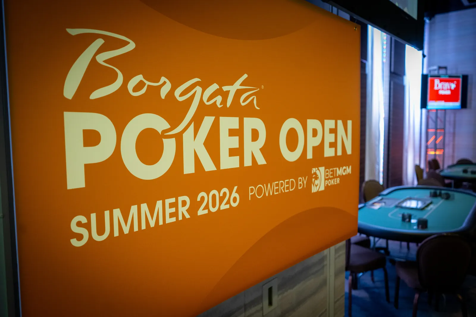 Gracze przy stole pokerowym podczas turnieju na żywo w kasynie Borgata