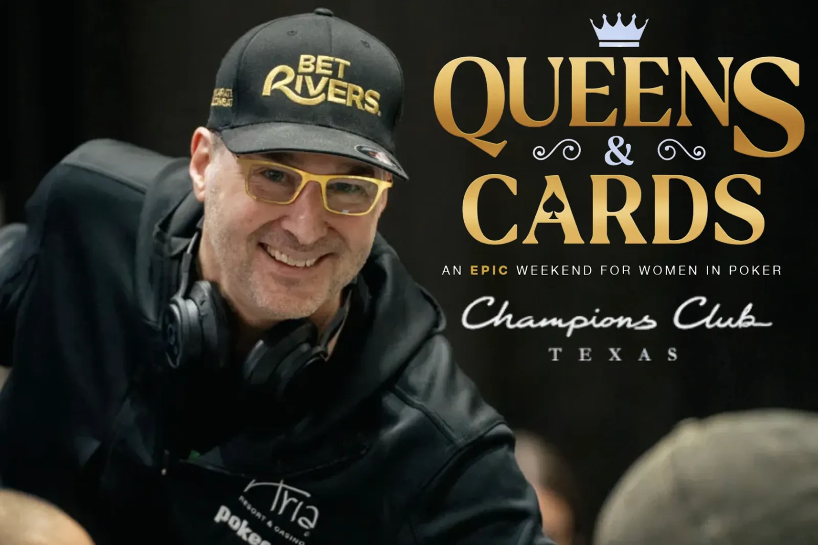 Phil Hellmuth przy stole pokerowym podczas turnieju