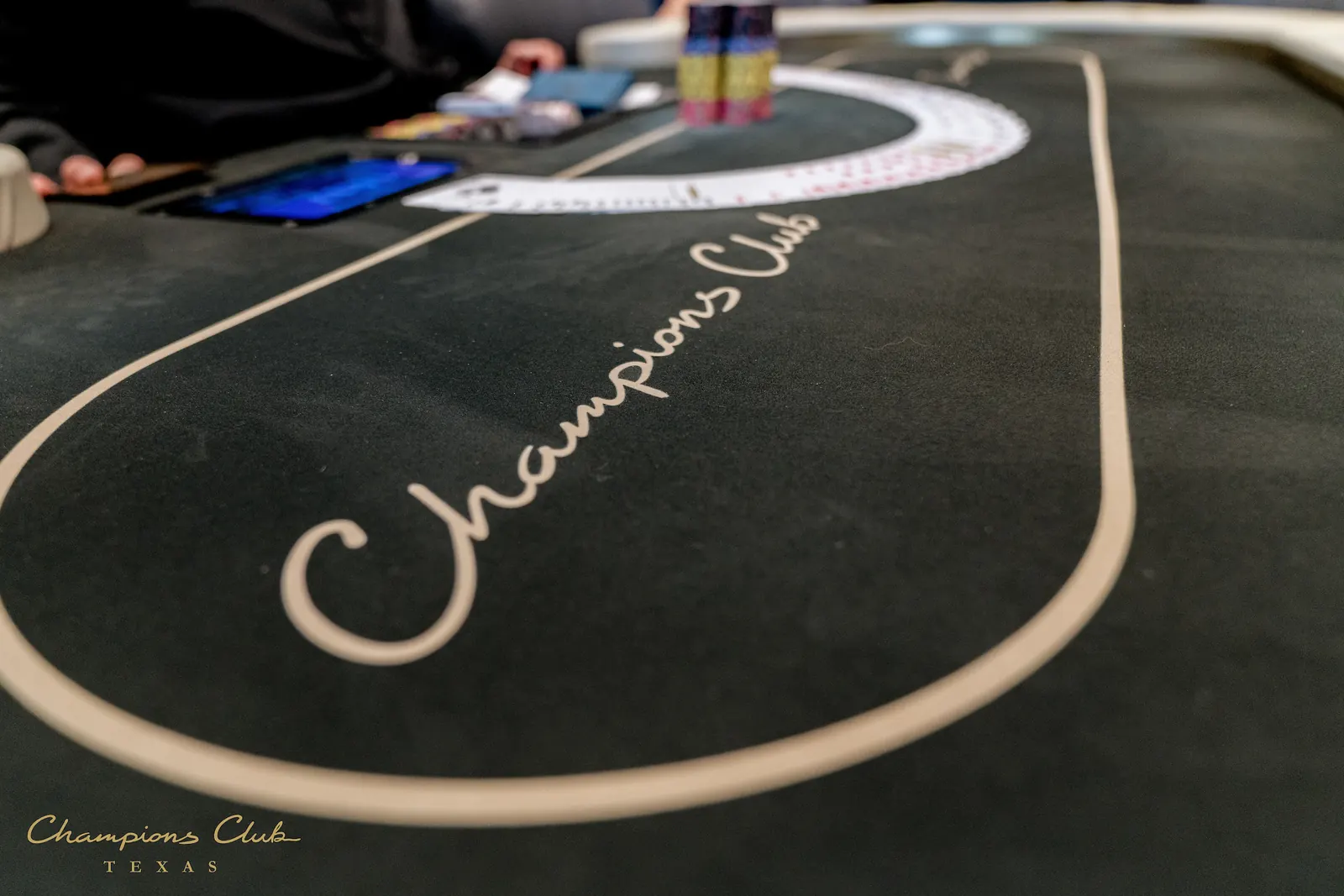 Gracze przy stołach pokerowych podczas turnieju Texas Summer Poker Open w Champions Club Houston