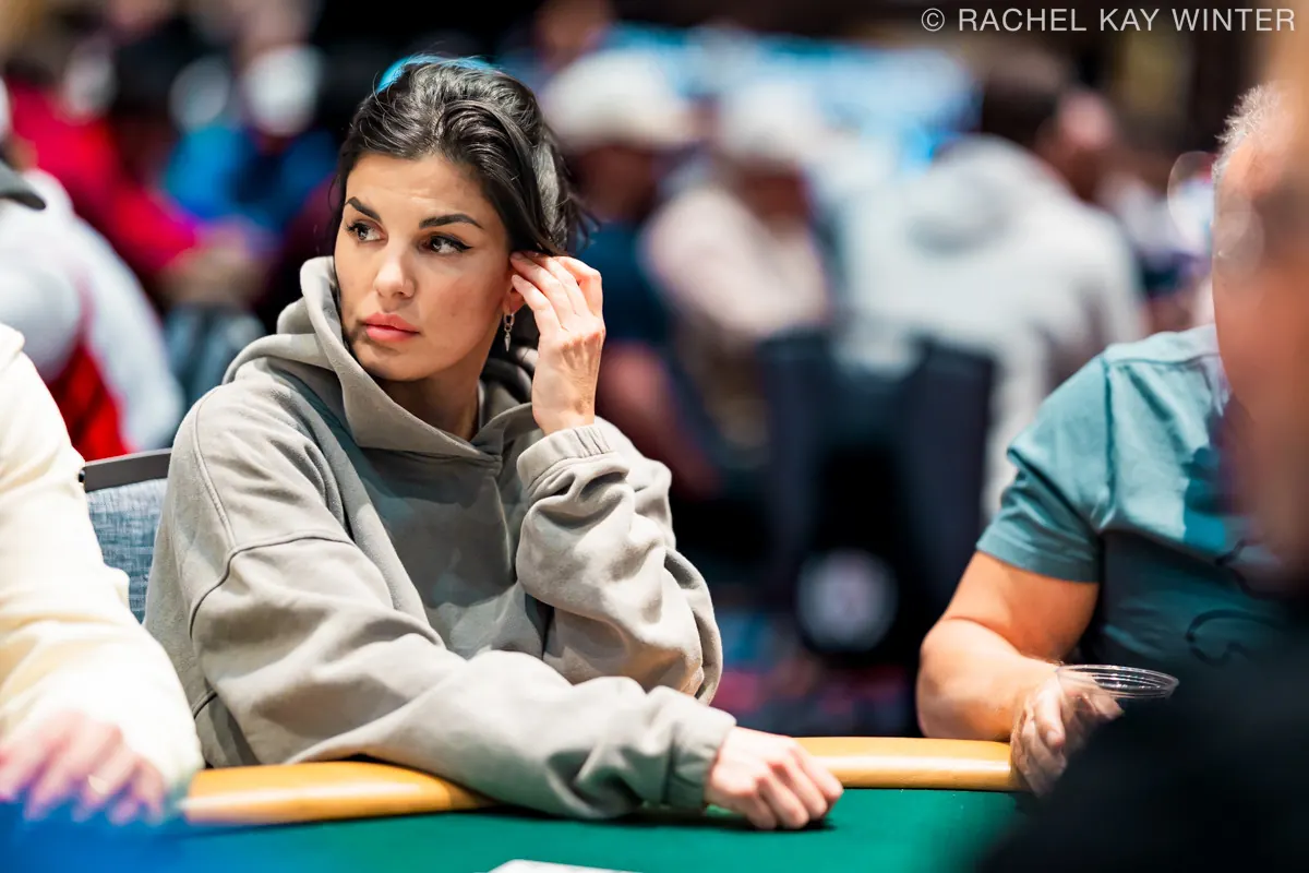 Gracze przy stole pokerowym podczas turnieju World Series of Poker