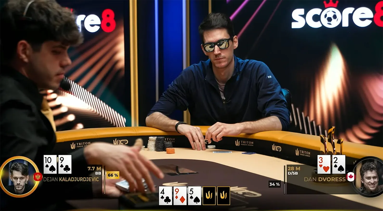Gracze przy stole pokerowym podczas finałowego rozdania turnieju Triton Poker.