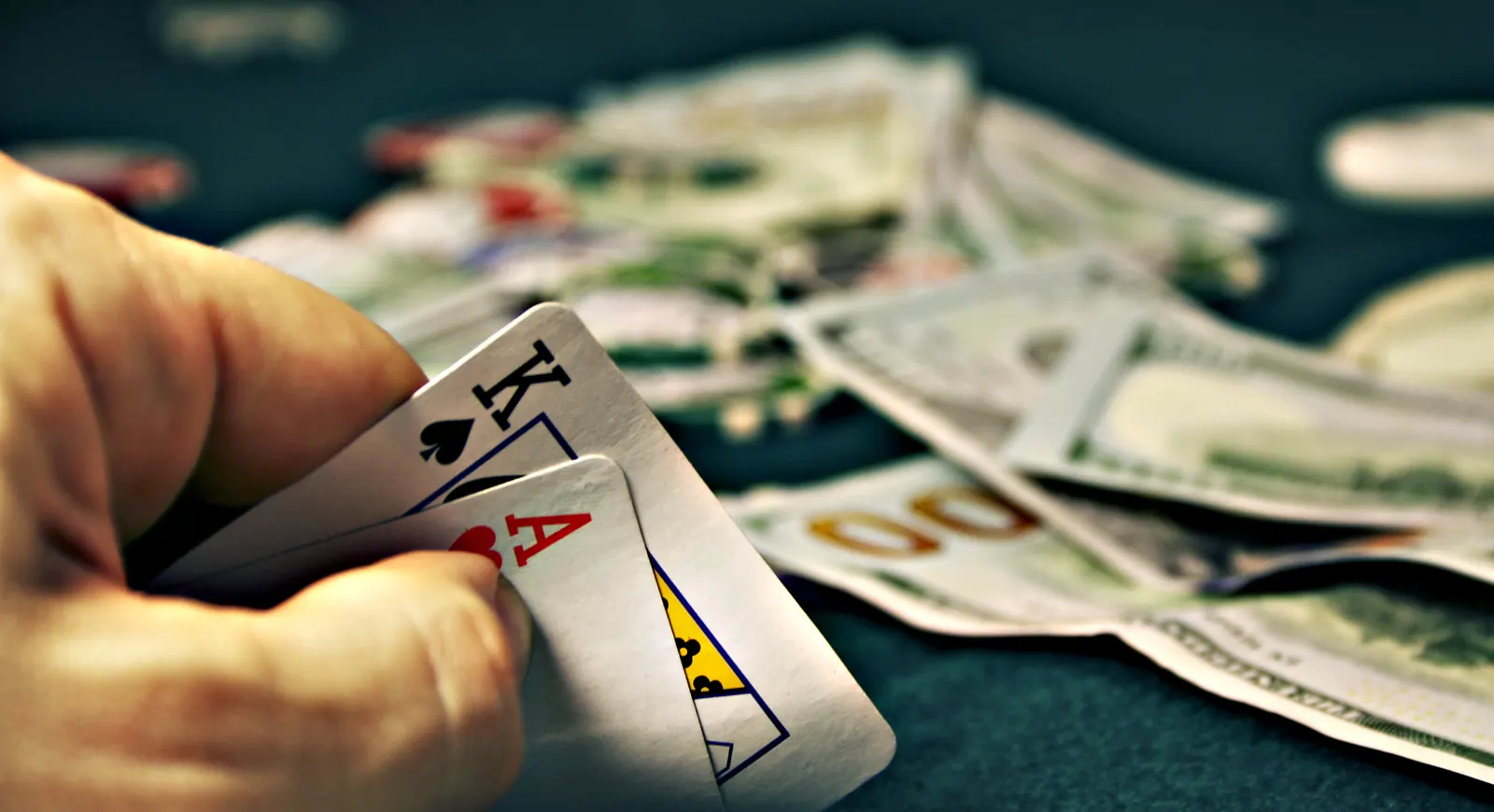 Żetony pokerowe, karty i kalkulator symbolizujące koszty gry online