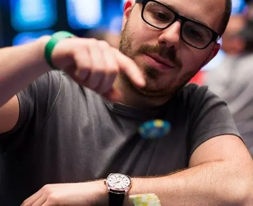 Jak unikać pułapek psychologicznych przy stołach pokerowych? Klucz do świadomej gry.