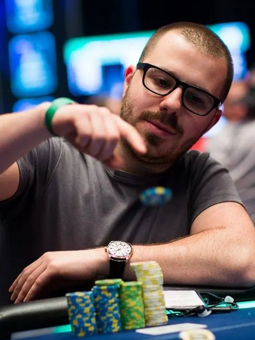 Jak unikać pułapek psychologicznych przy stołach pokerowych? Klucz do świadomej gry.