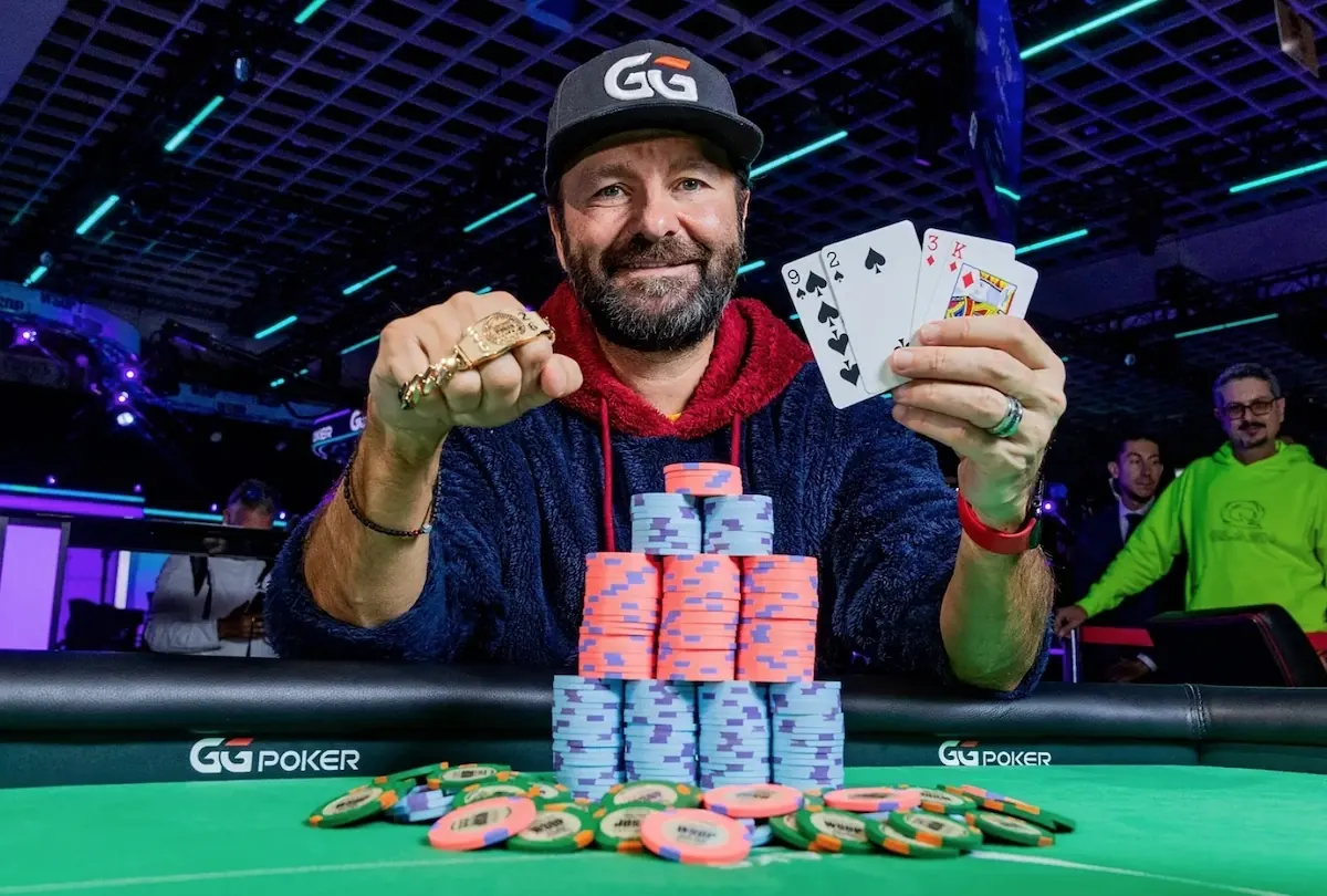 Daniel Negreanu świętujący zwycięstwo w turnieju pokerowym WSOP