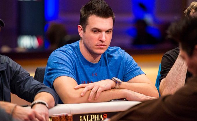 Doug Polk, jedna z najbardziej rozpoznawalnych postaci w świecie pokera, znany zarówno z osiągnięć przy stołach, jak i z działalności w medi