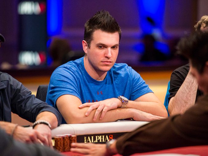 Doug Polk, jedna z najbardziej rozpoznawalnych postaci w świecie pokera, znany zarówno z osiągnięć przy stołach, jak i z działalności w medi