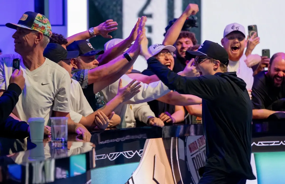 Stół finałowy turnieju pokerowego z żetonami i kartami, symbolizujący Main Event WSOP.