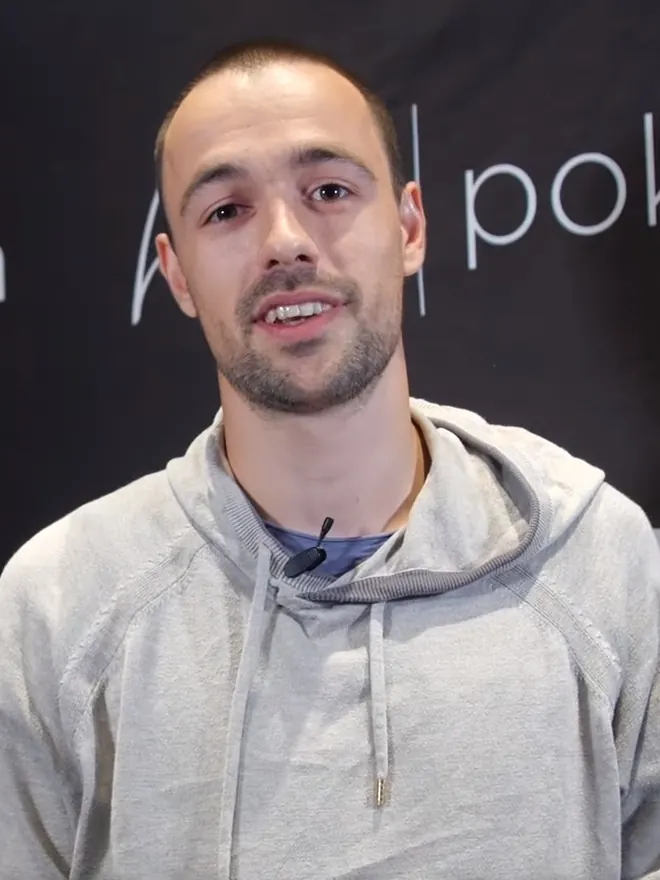 Gracze przy stole pokerowym podczas turnieju World Series of Poker