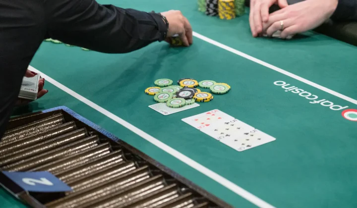 Bonusy powitalne w pokerze online – jak nie dać się nabrać na warunki obrotu