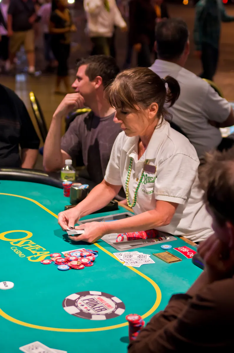 Zrzut ekranu aplikacji mobilnej GGPoker z pokerowym stołem i żetonami