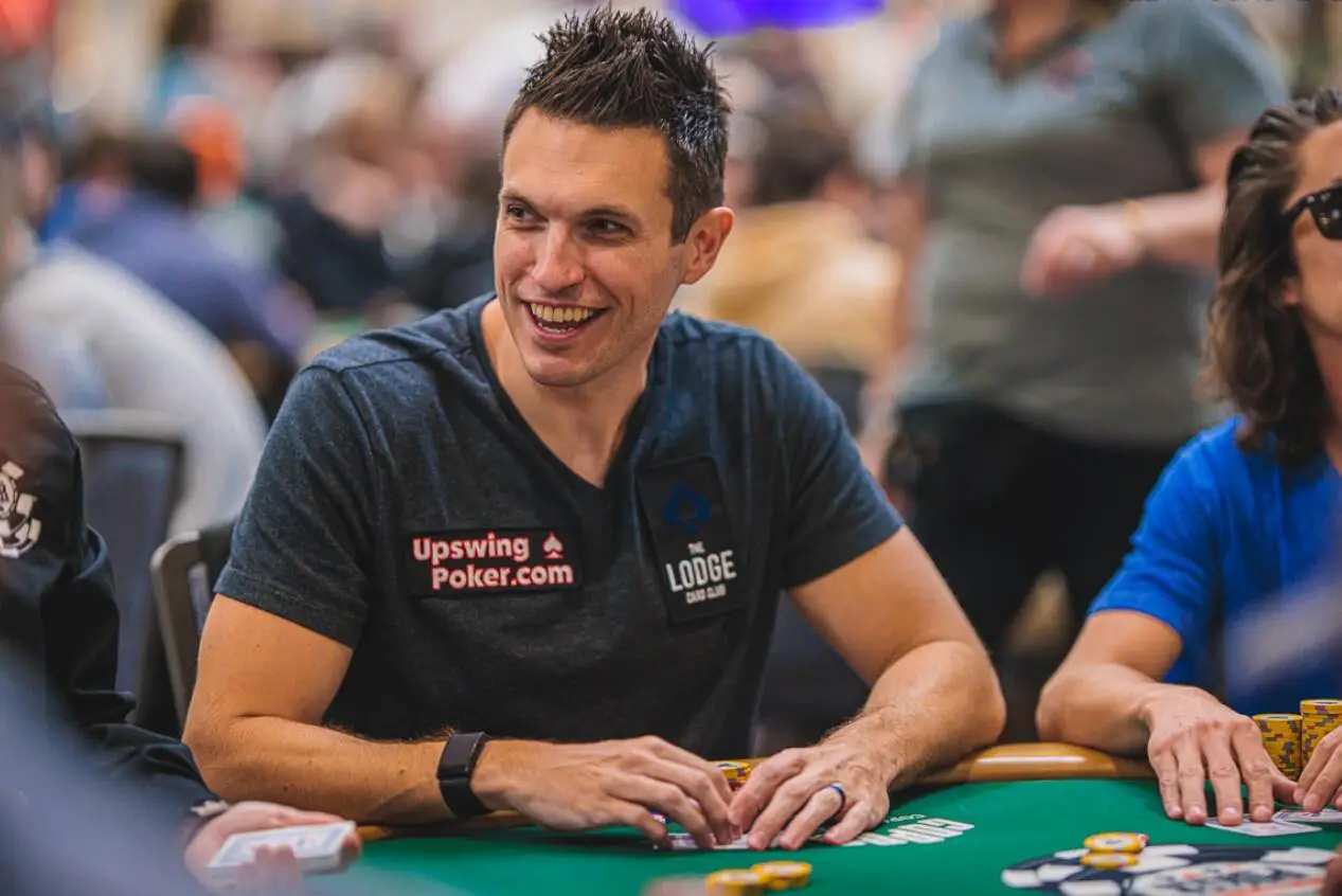 Doug Polk podczas gry w pokera przy stole