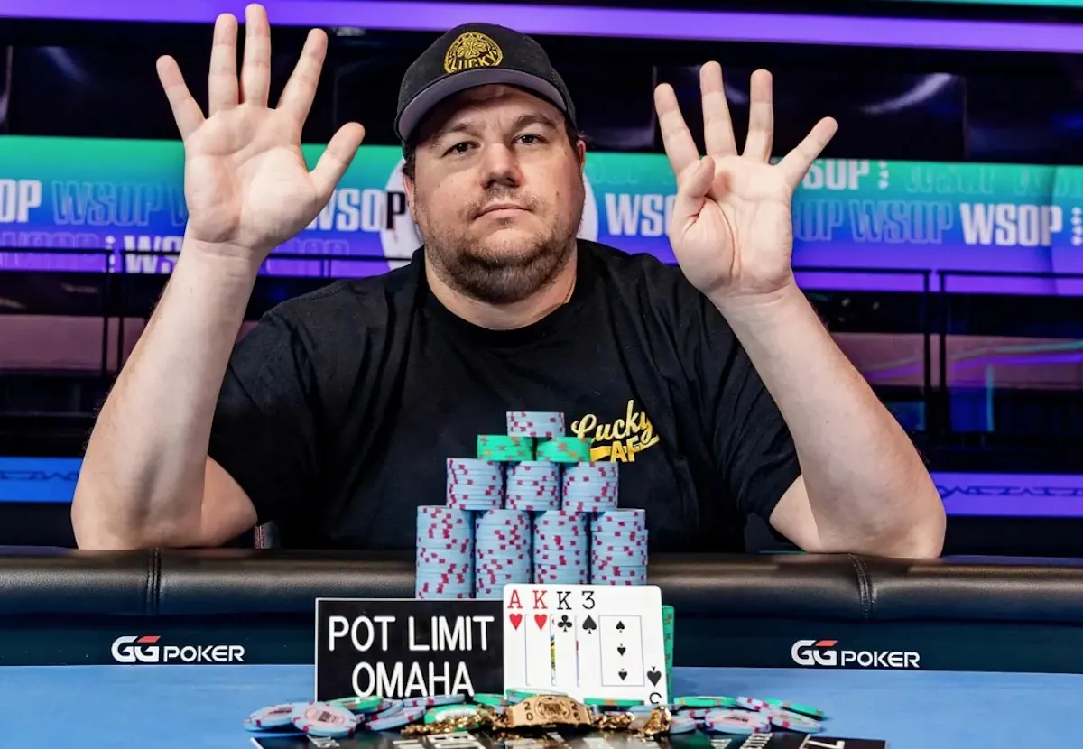 Shaun Deeb prezentujący swoją dziewiątą bransoletę WSOP