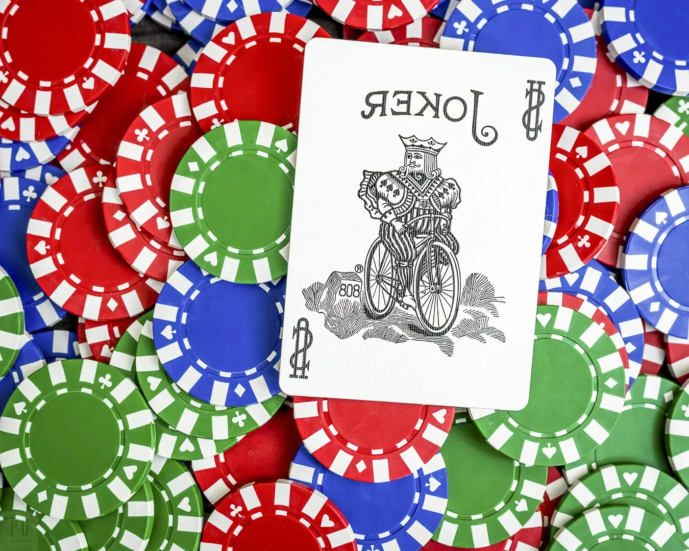 Gracz pokerowy analizujący bankroll i limity sesji przy laptopie