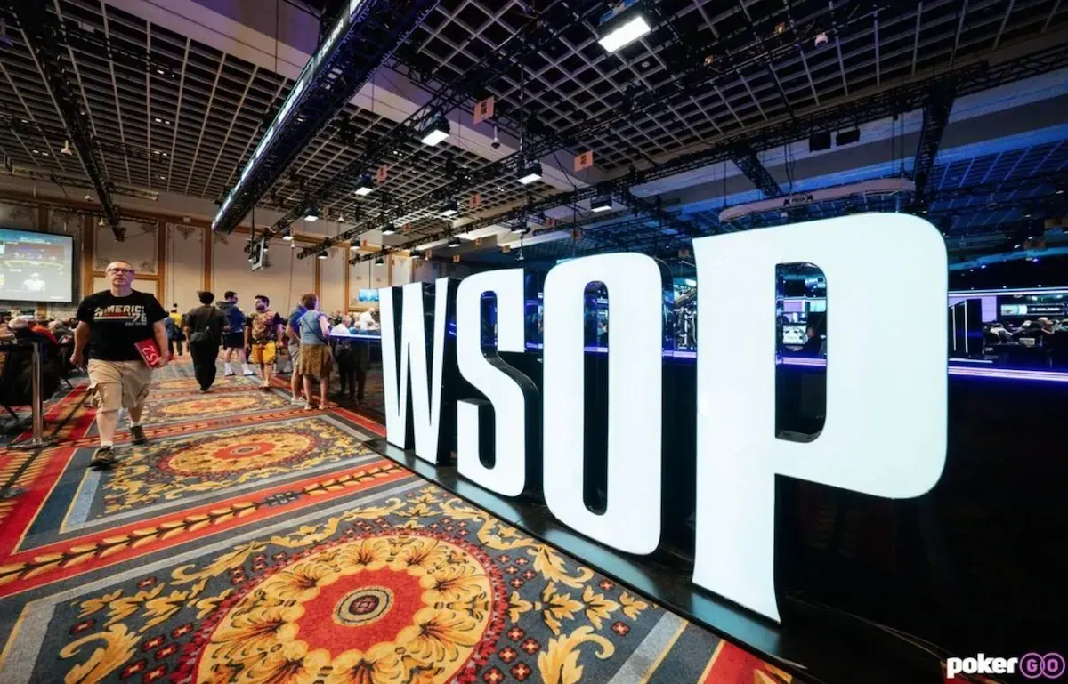 Gracze przy stole pokerowym podczas turnieju WSOP Main Event