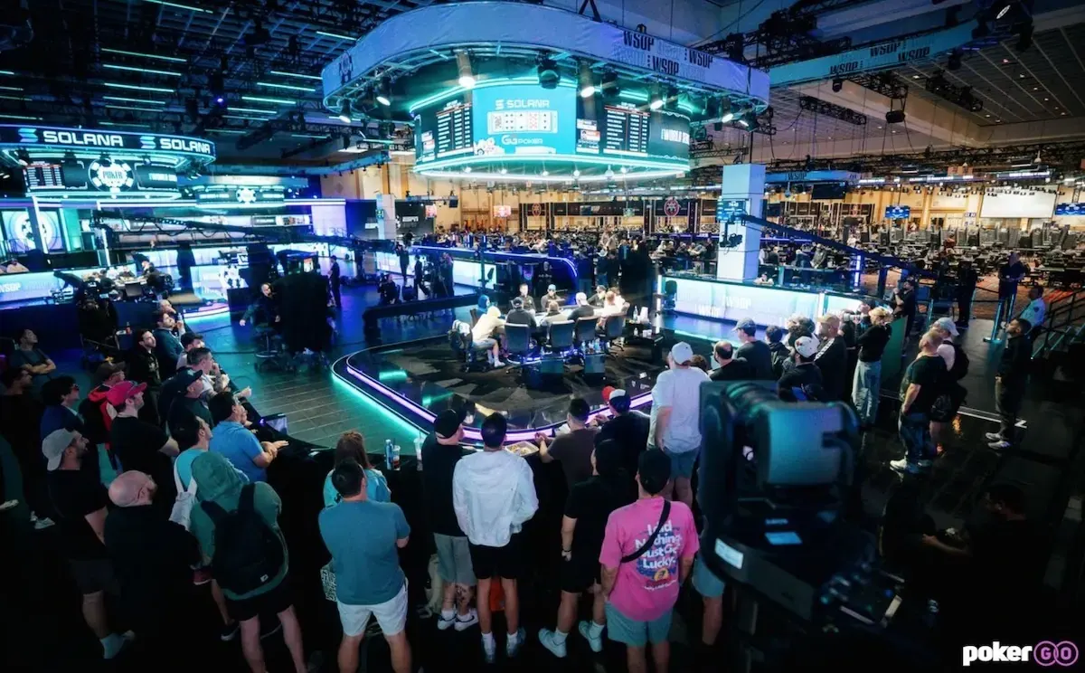 Profesjonalny stół finałowy turnieju pokerowego z żetonami i kartami w Las Vegas