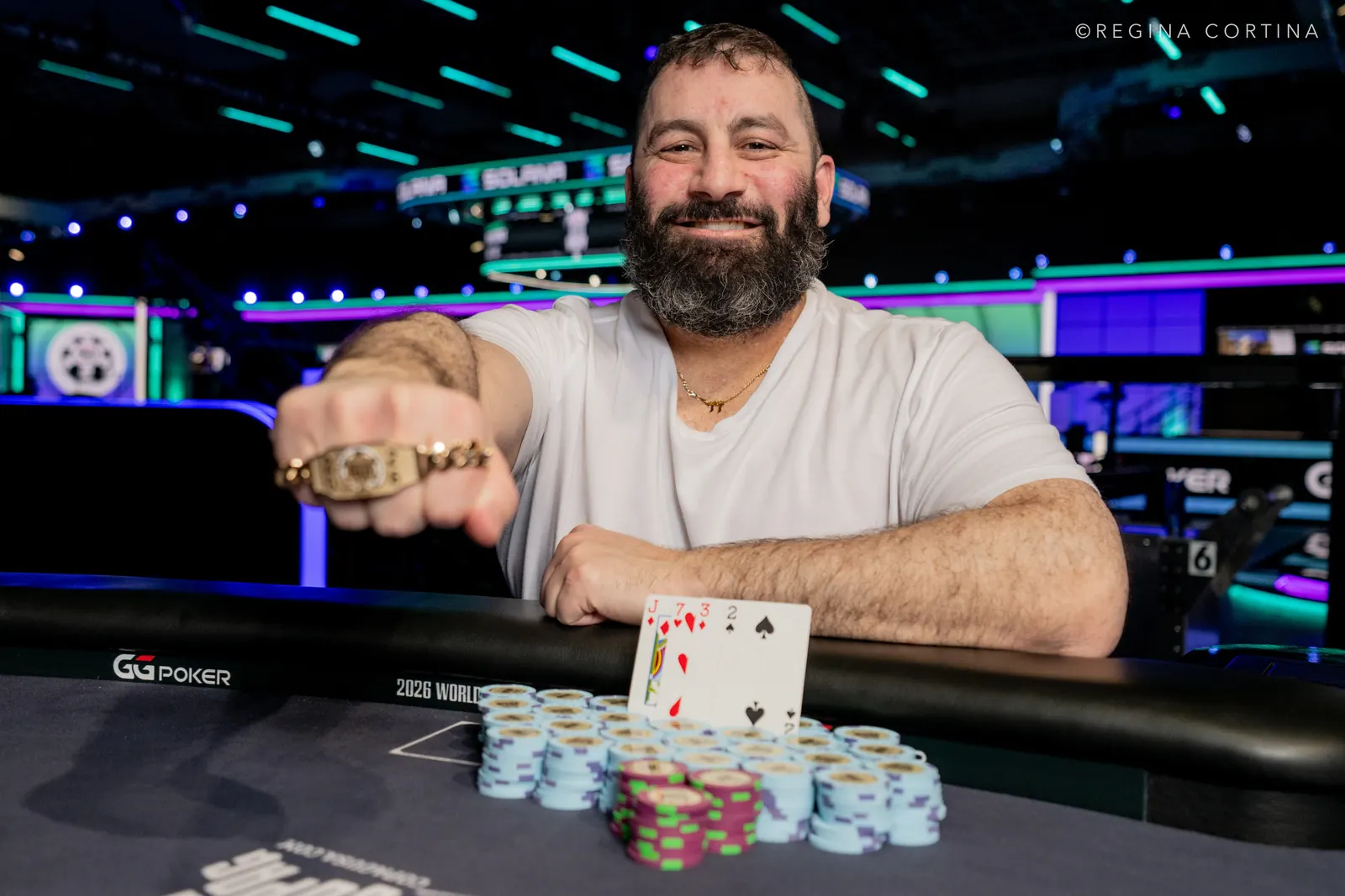 Justin Fawcett świętuje zwycięstwo i odbiera bransoletkę WSOP