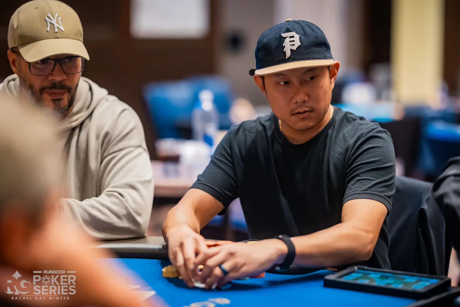 Gracze przy stole pokerowym podczas turnieju PokerNews Cup