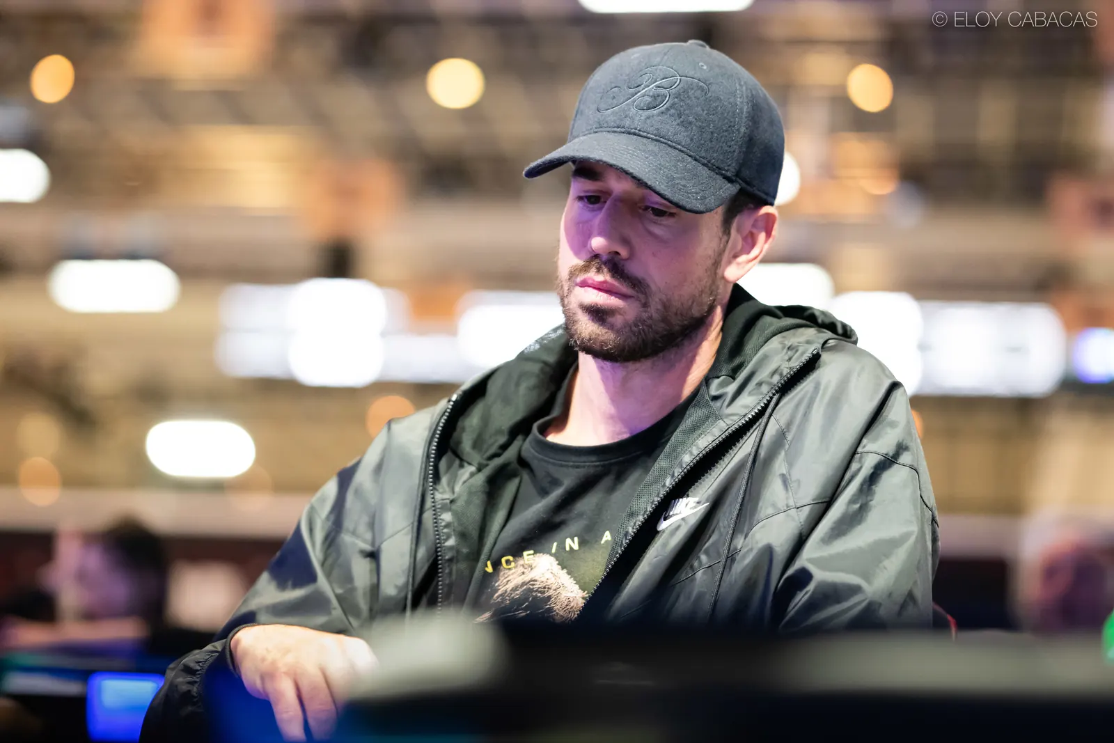 Nick Schulman, legenda pokera, przy stole pokerowym