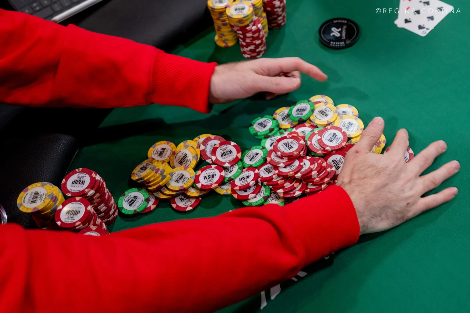 Stół pokerowy z żetonami i kartami