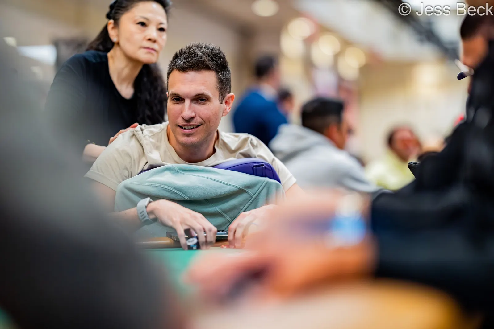 Pokerzysta Doug Polk przy stole podczas turnieju