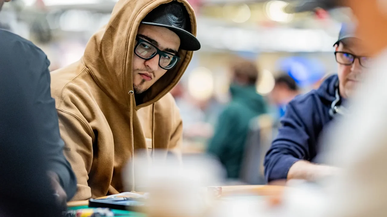 Syn Mistrza Świata WSOP z Solidnym Stackiem w Main Evencie