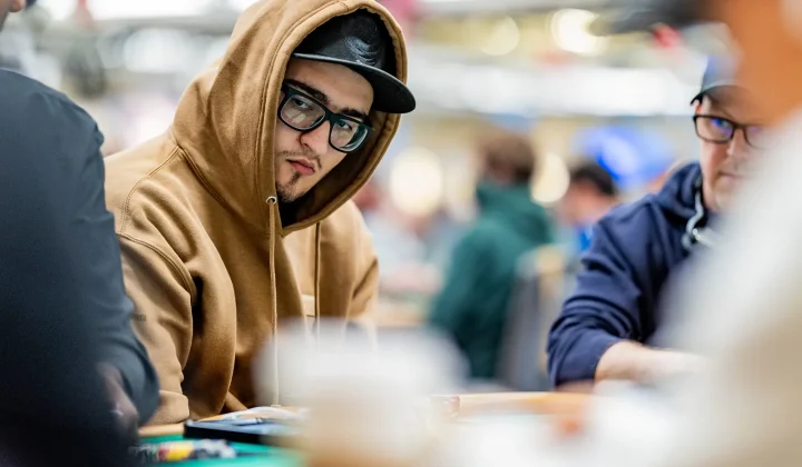 Syn Mistrza Świata WSOP z Solidnym Stackiem w Main Evencie