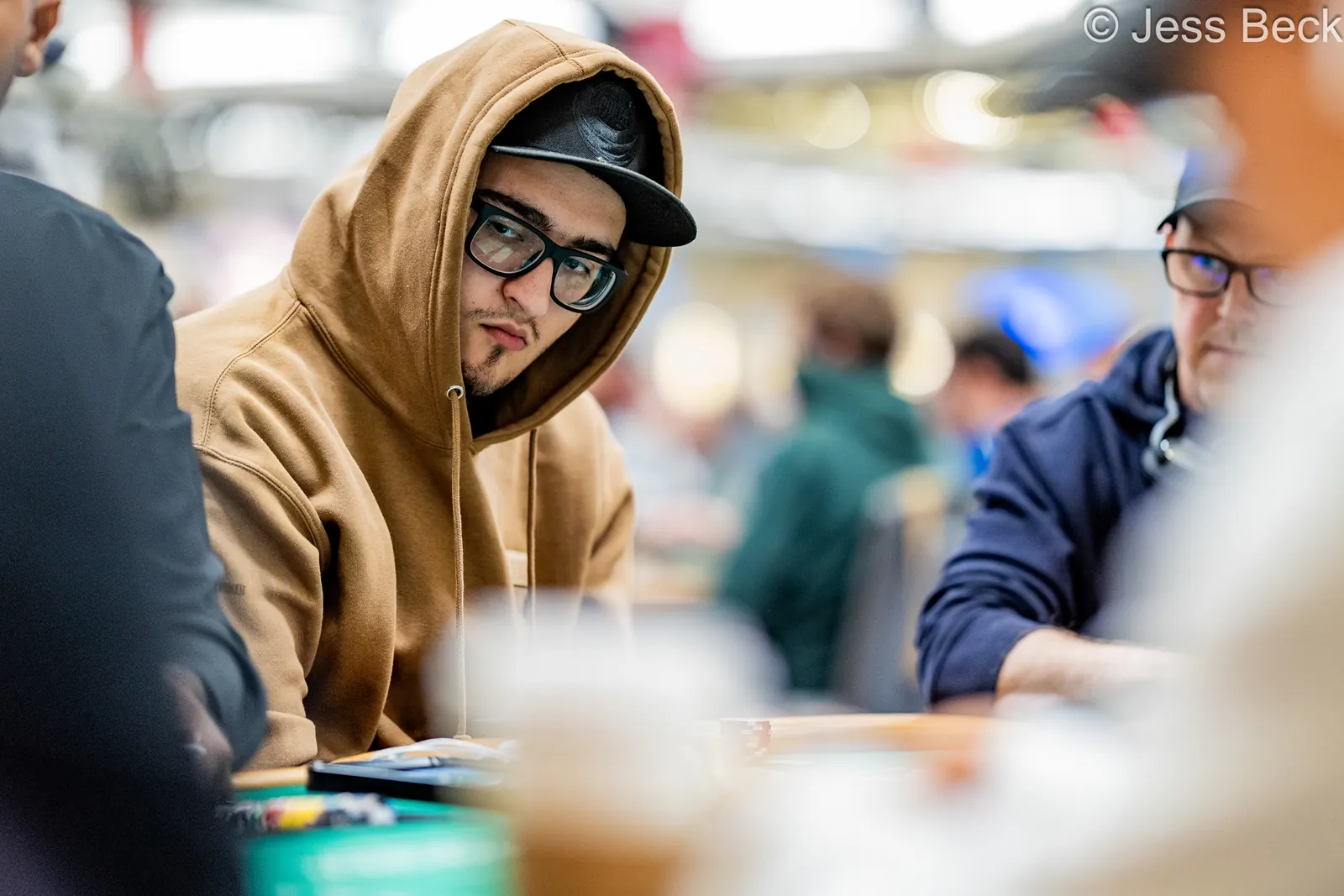 Gracze przy stole pokerowym podczas turnieju World Series of Poker