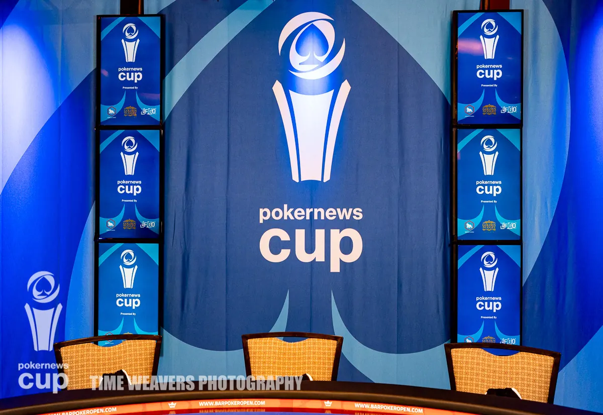 Gracze świętujący zwycięstwo przy stole pokerowym podczas turnieju