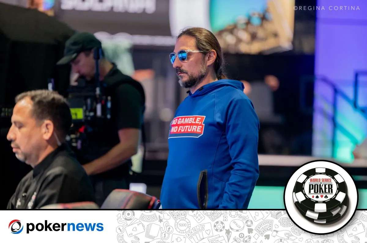 Evagoras Evagorou w okularach przeciwsłonecznych i bluzie "No Gamble, No Future" przy stole finałowym World Series of Poker