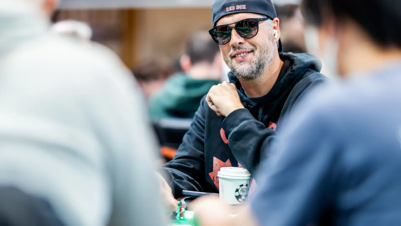 Brad Booth, znany niegdyś jako „Yukon Brad”, jedna z najbardziej rozpoznawalnych postaci ery boomu w pokerze, po raz pierwszy od ponad dekad