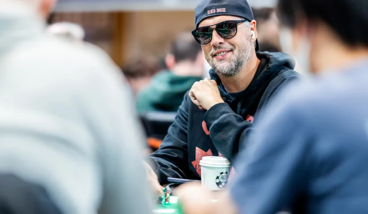 Brad Booth, znany niegdyś jako „Yukon Brad”, jedna z najbardziej rozpoznawalnych postaci ery boomu w pokerze, po raz pierwszy od ponad dekad