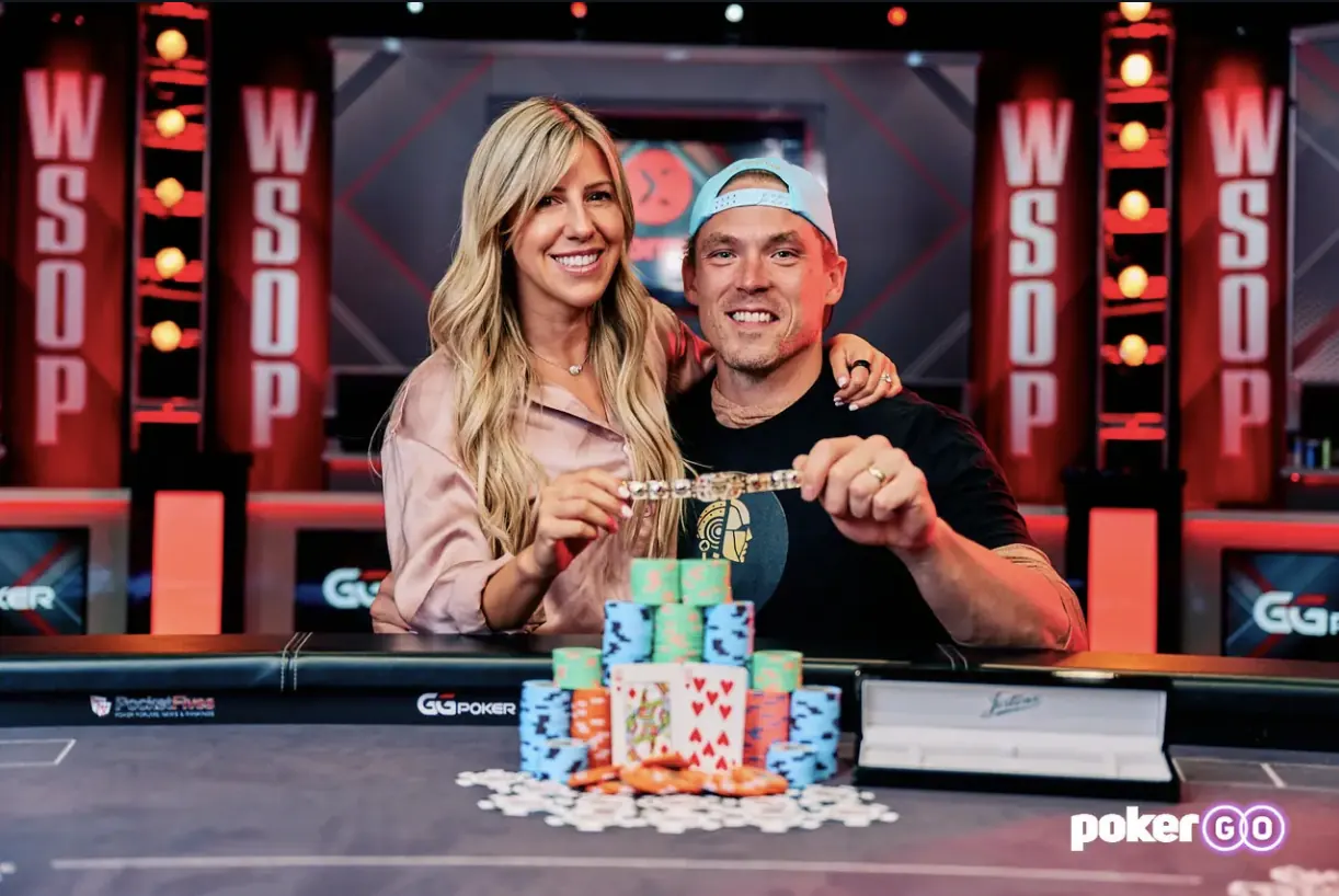 Kristen i Alex Foxen świętujący zwycięstwo w ODB $500 Fantasy League