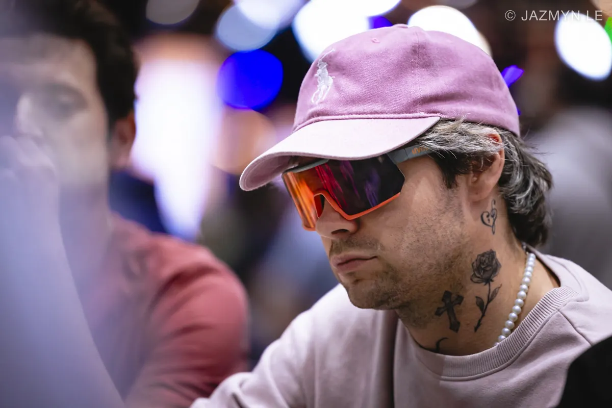 Gracze siedzący przy stole pokerowym podczas turnieju WSOP Main Event