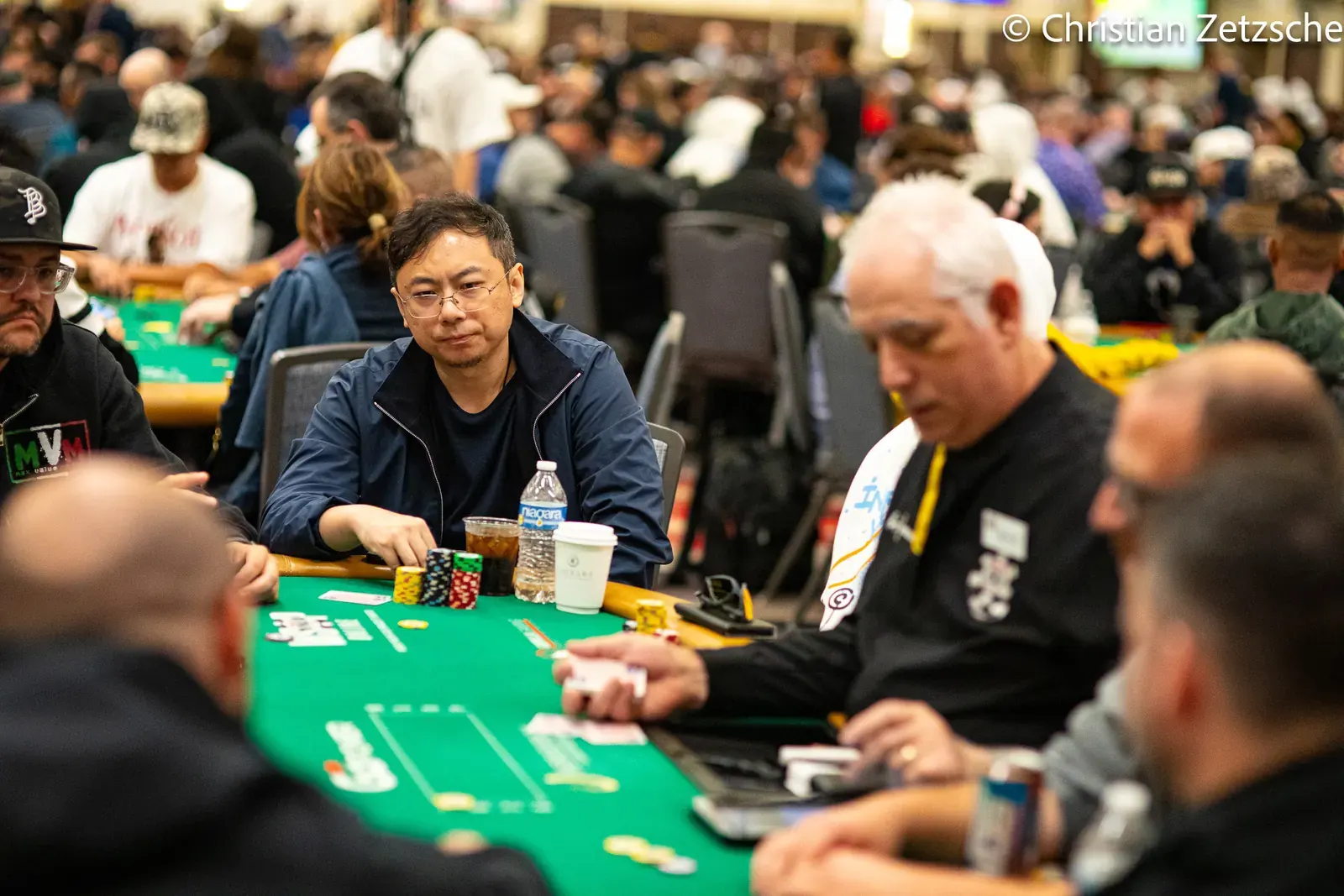 Stół do gry w pokera z żetonami i kartami podczas turnieju pokerowego