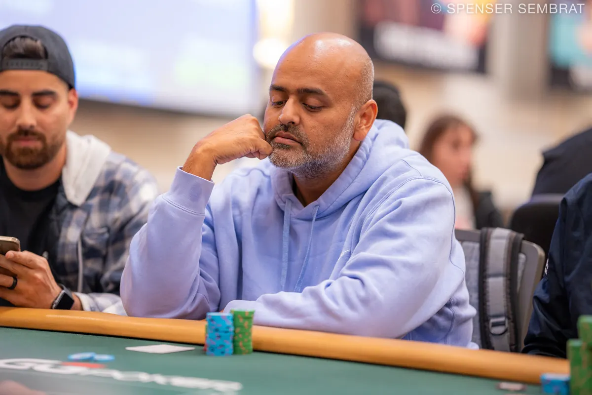 Gracz siedzący przy stole pokerowym podczas turnieju World Series of Poker Main Event