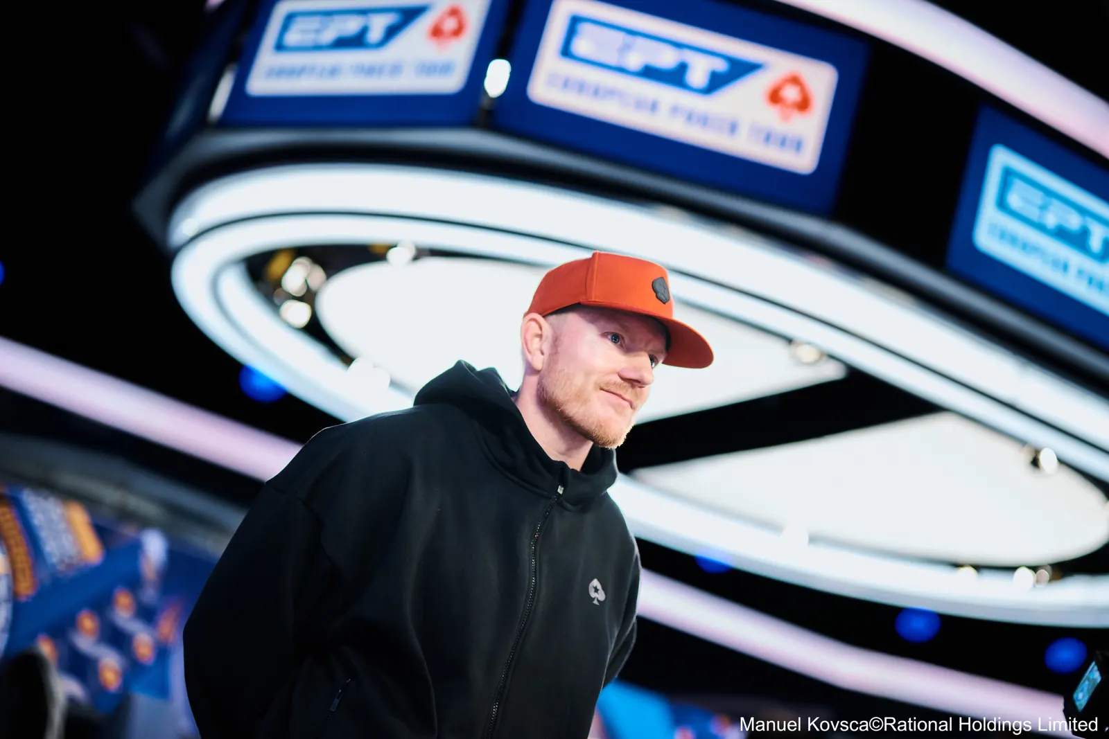 Stół pokerowy podczas wysokiej rangi turnieju z żetonami i kartami