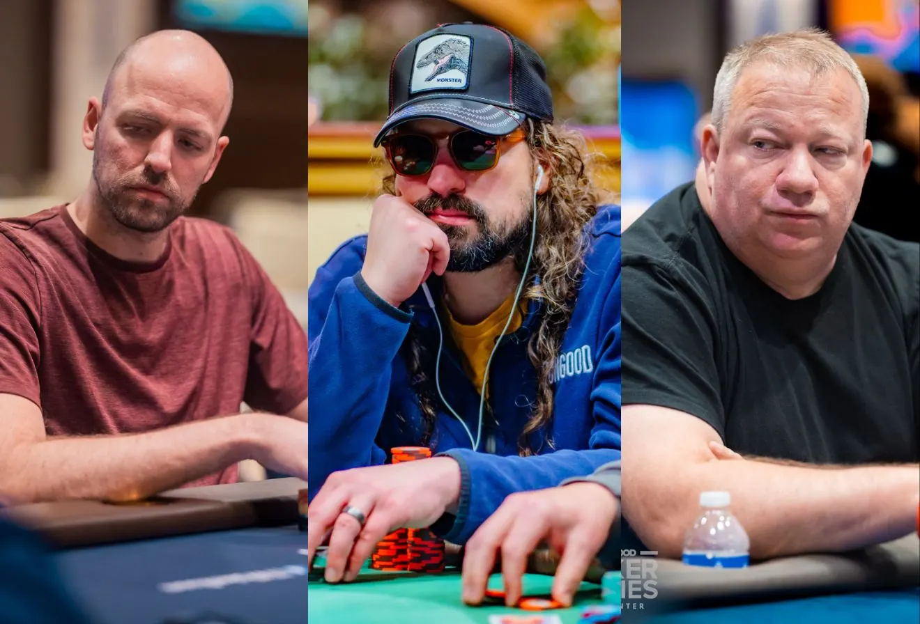 Zawodnicy przy stole finałowym turnieju RunGood Poker Series z żetonami i kartami