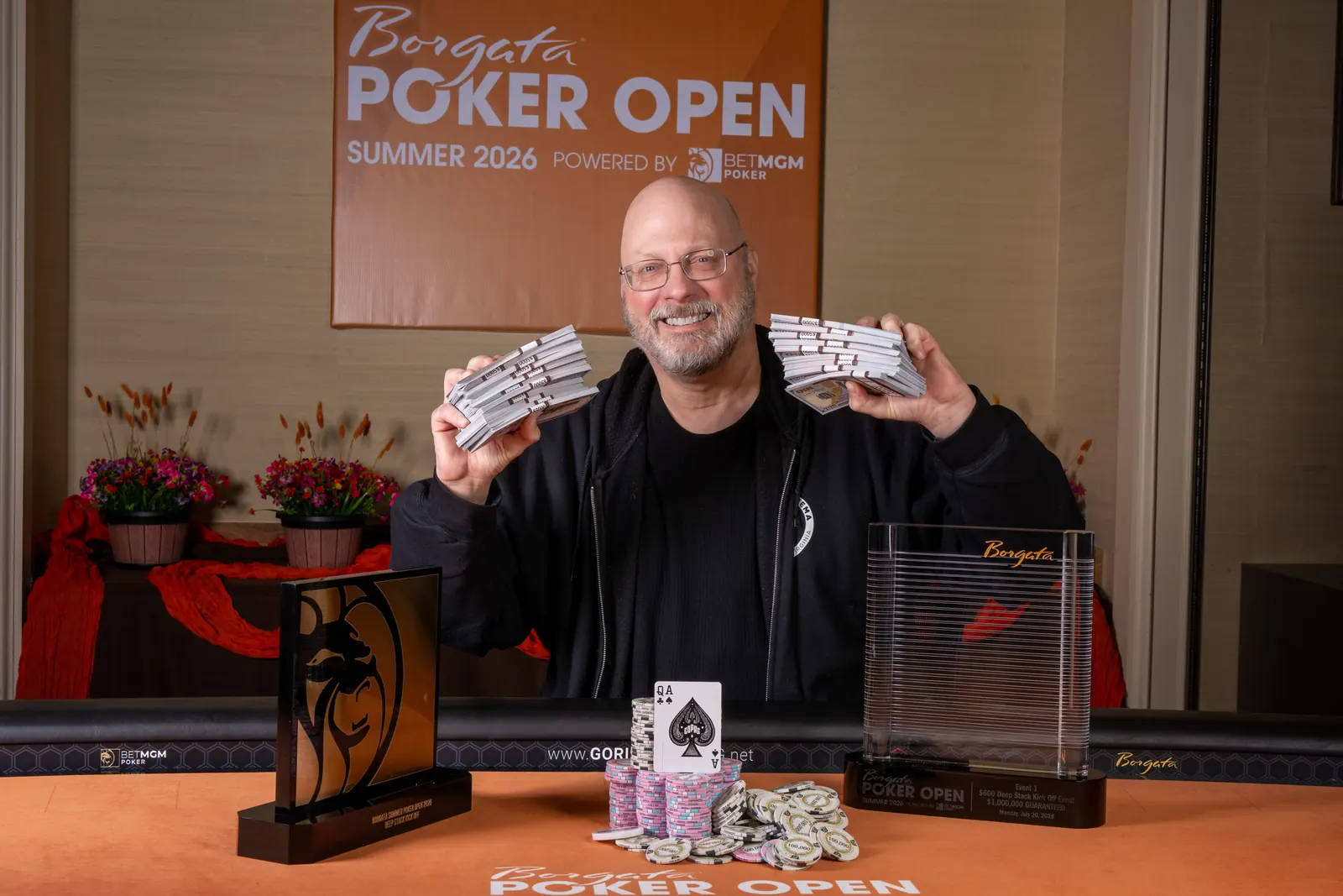 Stół finałowy turnieju pokerowego z żetonami i kartami