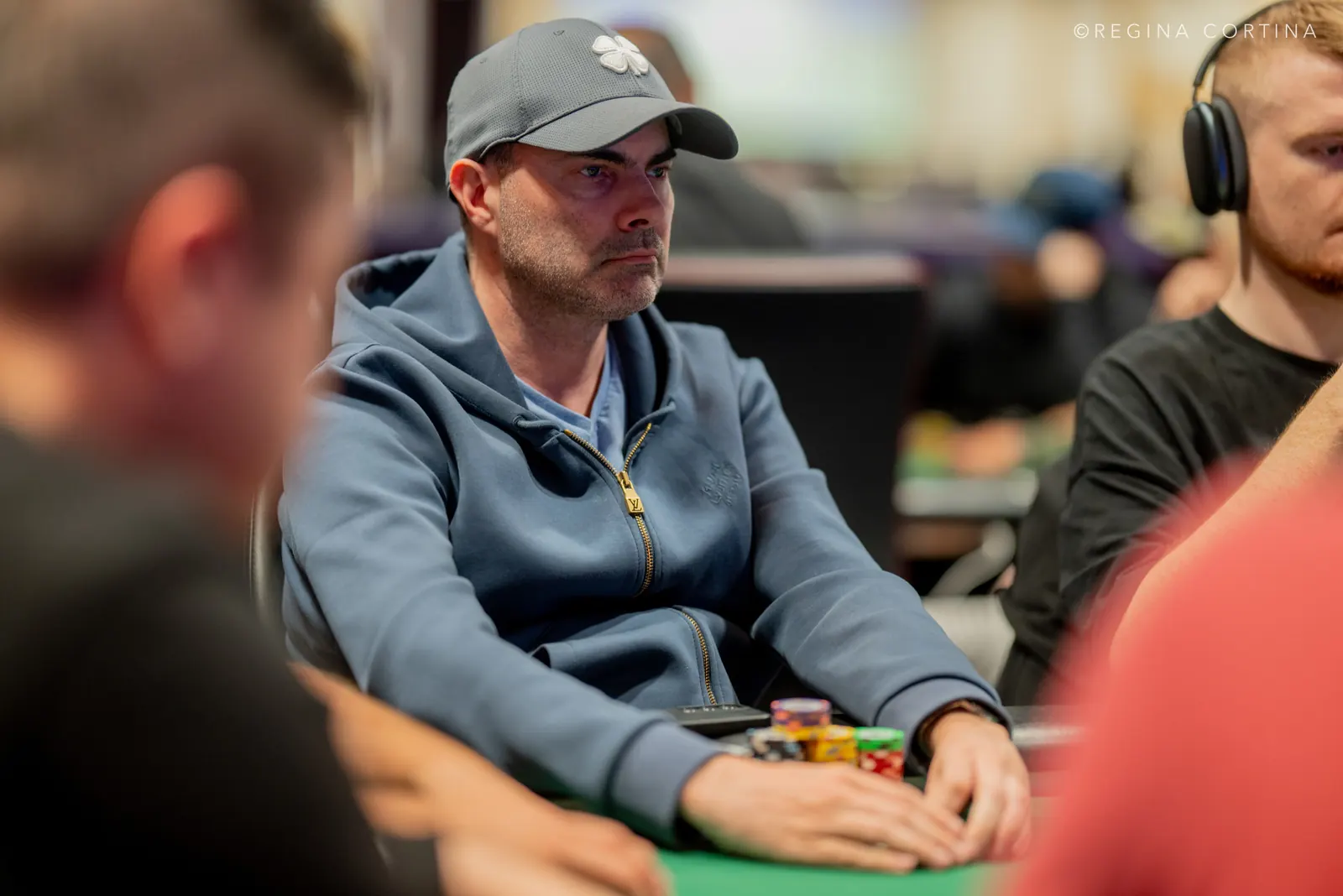 Gracze przy stole pokerowym podczas turnieju WSOP Main Event, skupieni na rozdaniu z dużą ilością żetonów