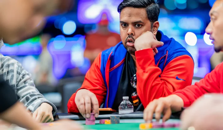 Pokerowy zwrot akcji na WSOP Main Event: Straight flush pokonuje full house na „miękkiej bańce
