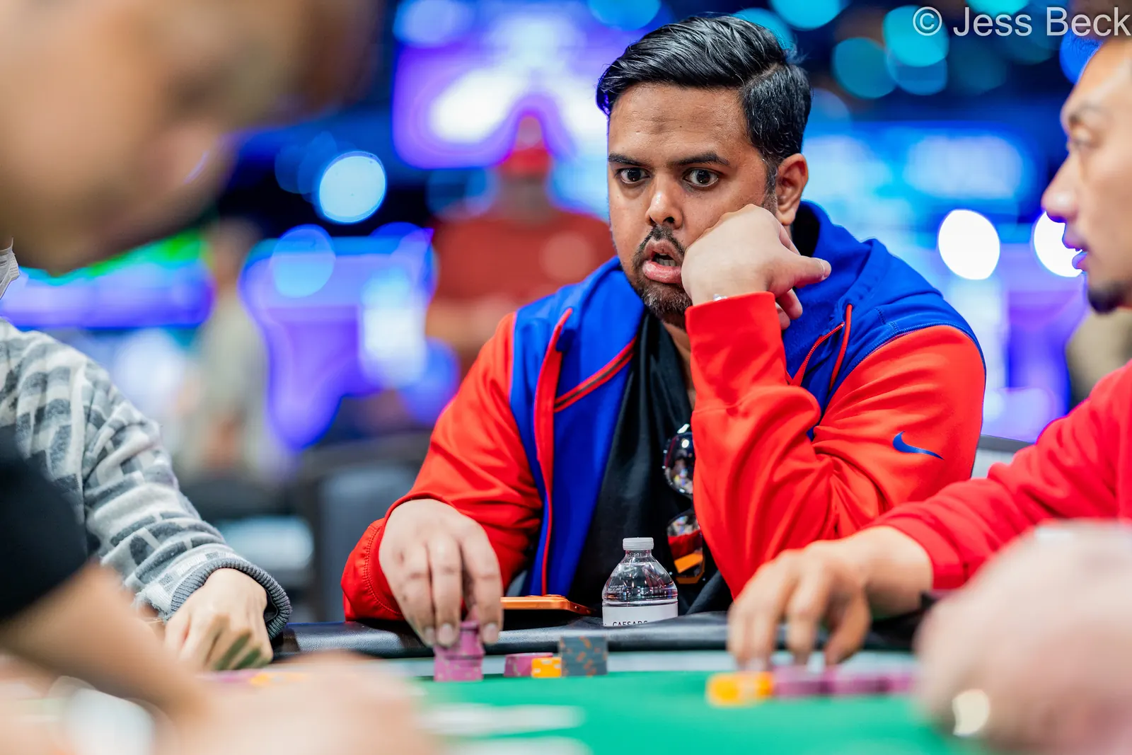 Gracze przy stole pokerowym podczas turnieju WSOP Main Event