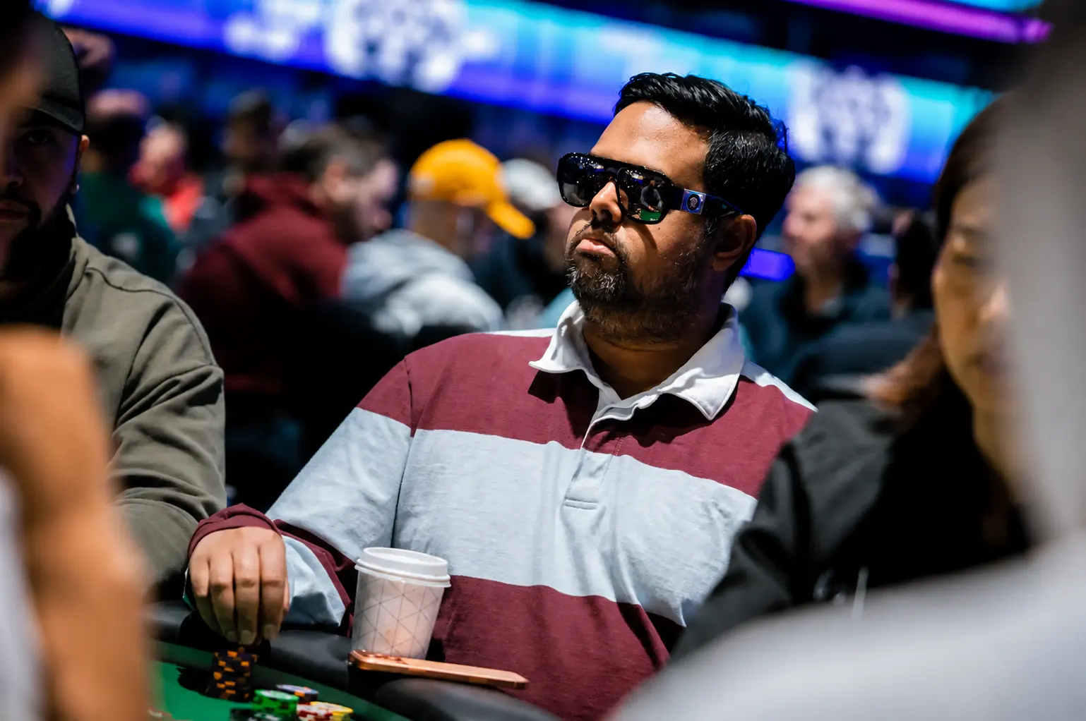Gracze przy stole pokerowym podczas turnieju World Series of Poker Main Event
