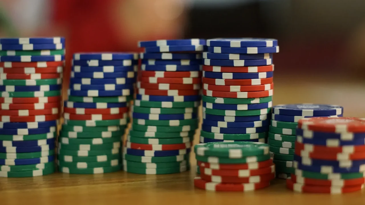 Main Event bez złudzeń: jak czytać duże stacki po starcie