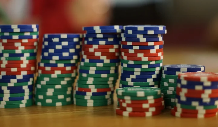 Main Event bez złudzeń: jak czytać duże stacki po starcie