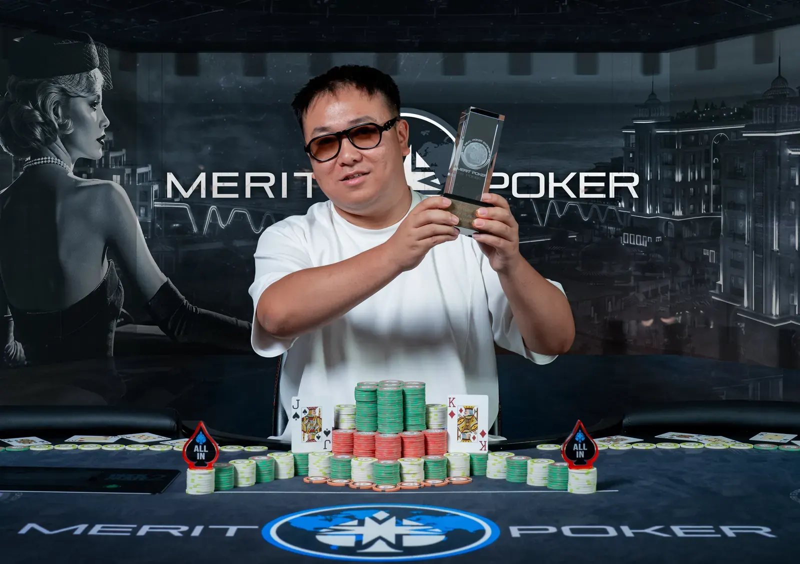 Stół finałowy turnieju pokerowego z żetonami i kartami podczas rozgrywek na żywo