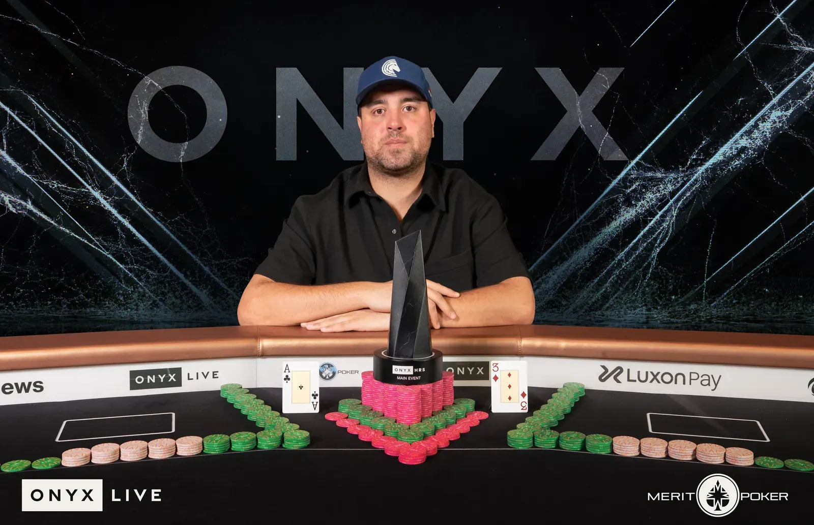 Gracze przy stole finałowym turnieju pokerowego high roller z żetonami i kartami