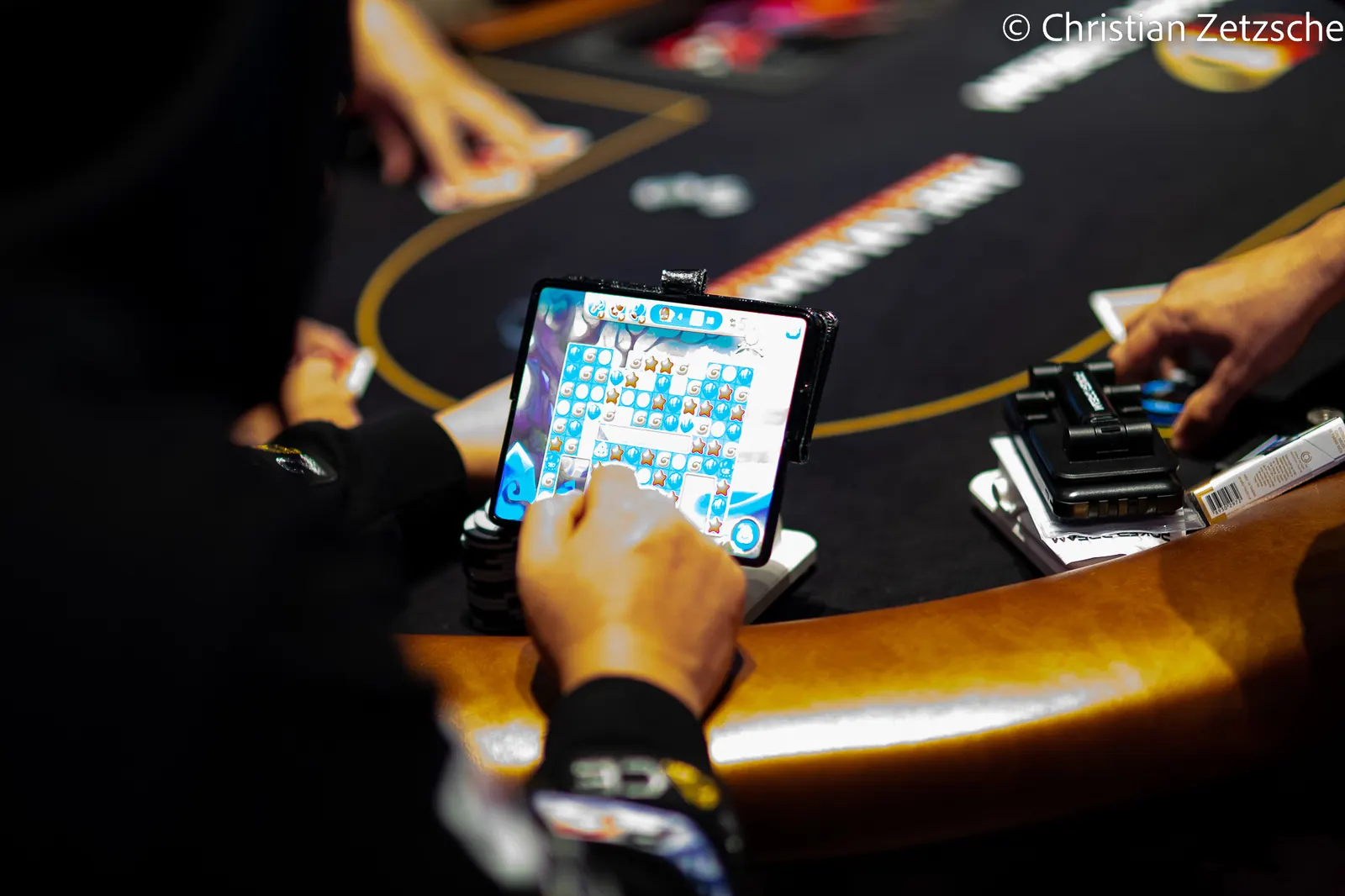Stolik pokerowy w kasynie z żetonami i kartami podczas rozgrywki na żywo