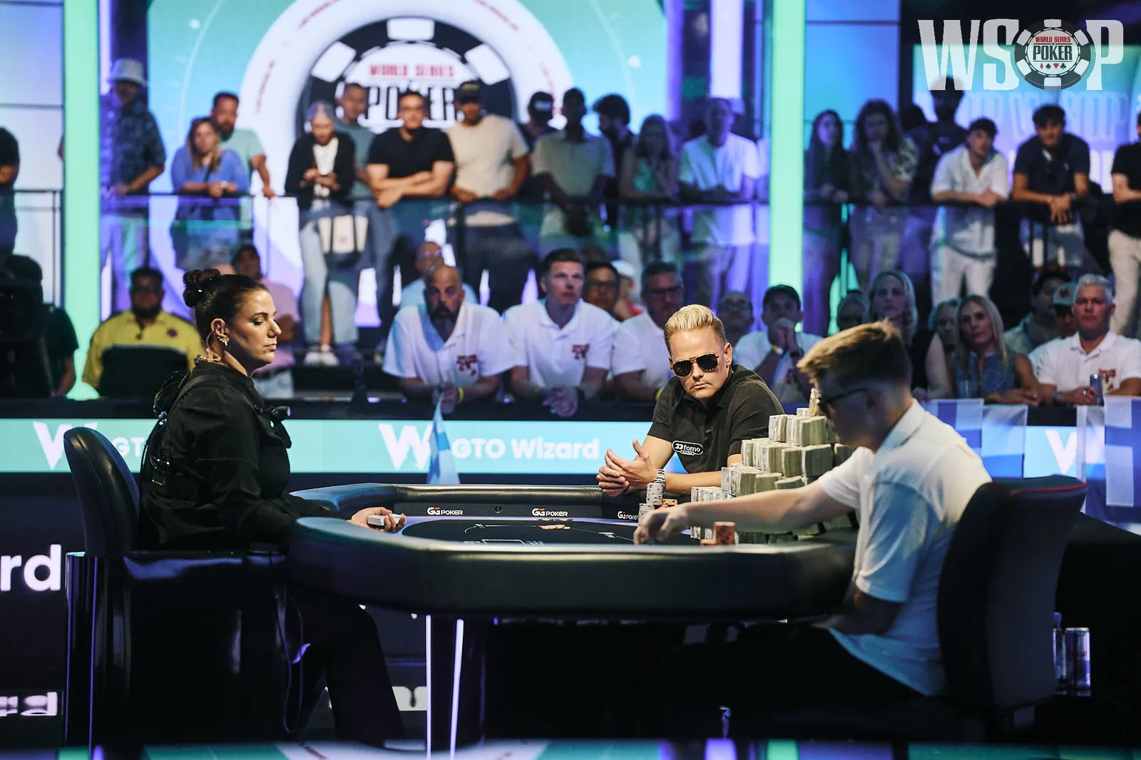 Finałowy stół WSOP Main Event 2026, heads-up między Lucasem Jumalonem a Laurim Saaskilahtim