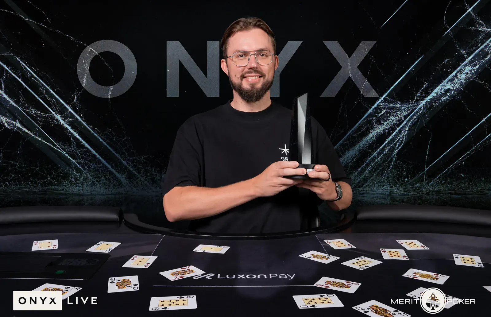 Żetony i karty na stole pokerowym podczas turnieju high roller
